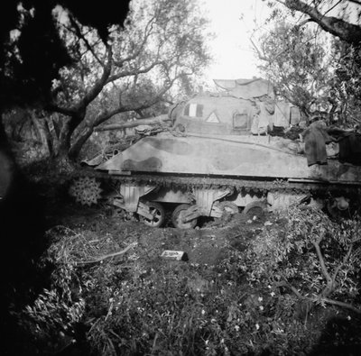 Char 2Tp détruit sur un champ de mines, vers 1944 - English Photographer